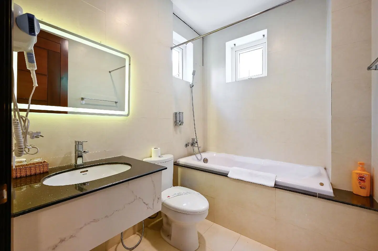 Laguna Hotel BATHROOM