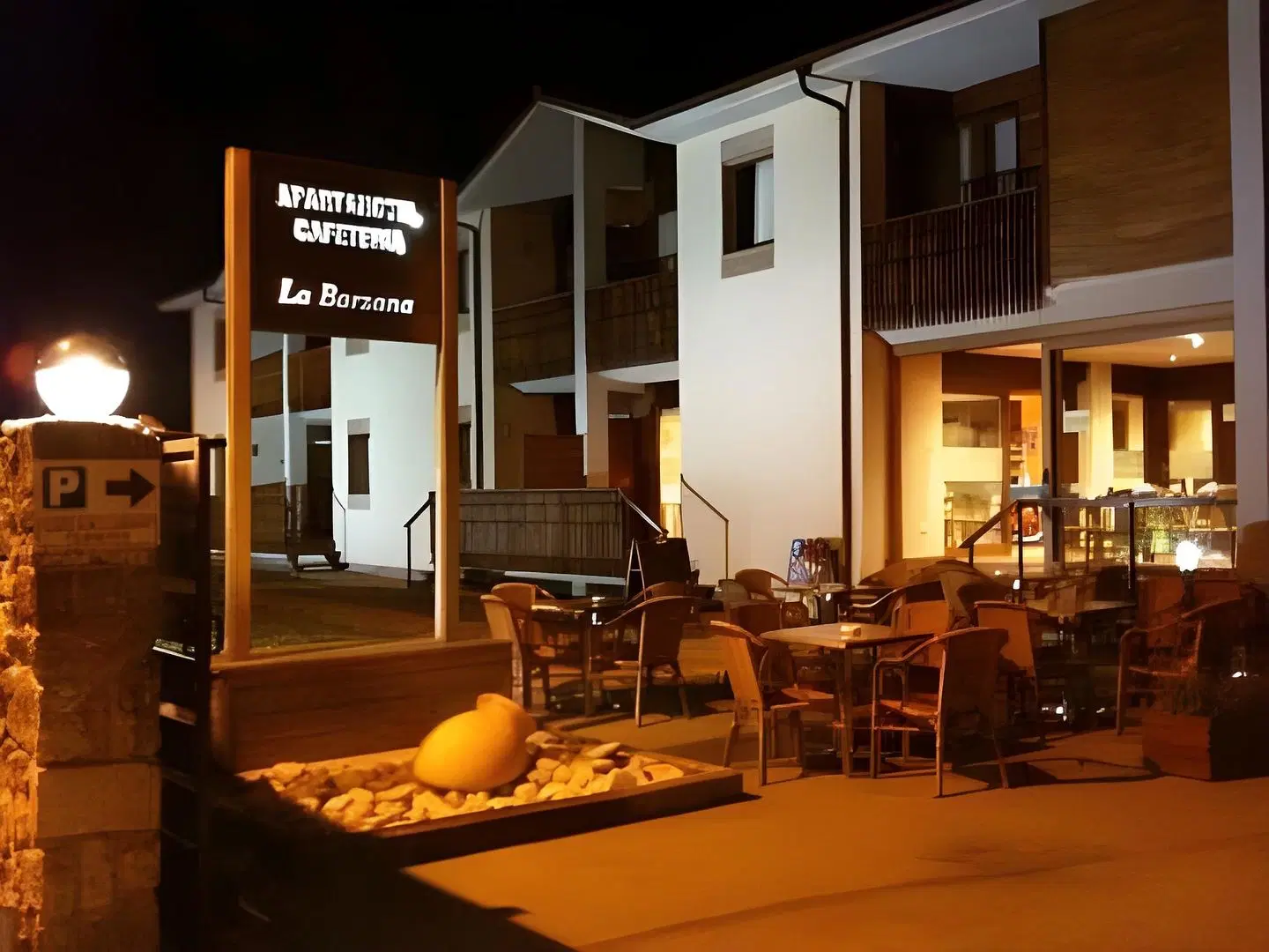 Apartahotel La Barzana TERRACE