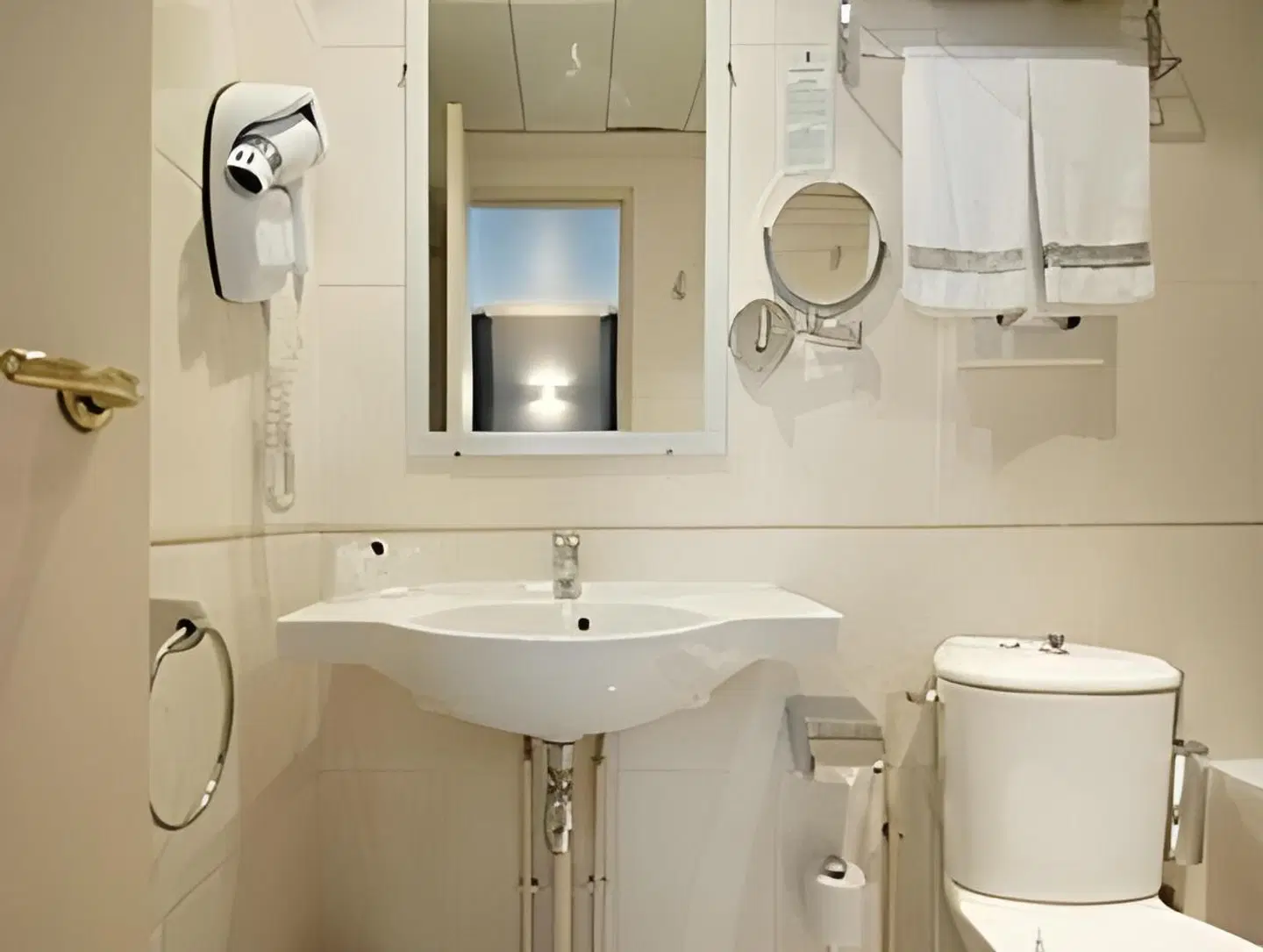 Hotel Paula Films Collection BATHROOM