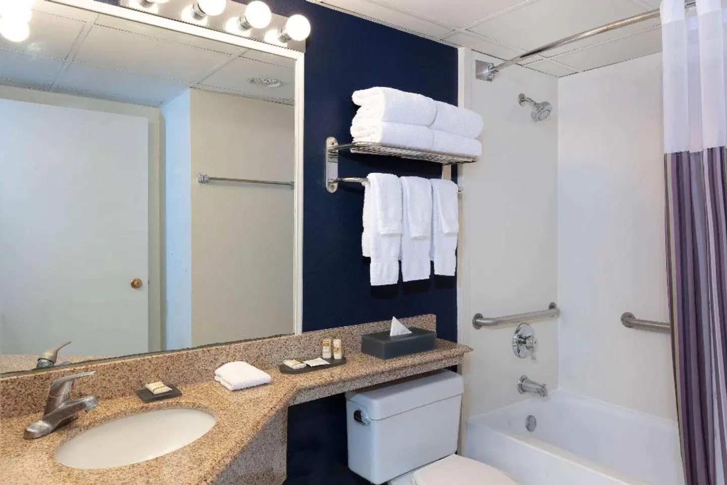 La Quinta Inn & Suites by Wyndham Secaucus Meadowlands BATHROOM