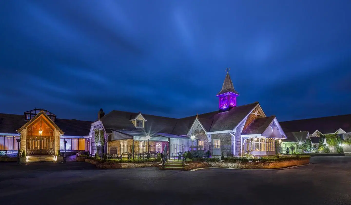 Treacys Oakwood Hotel EXTERIOR