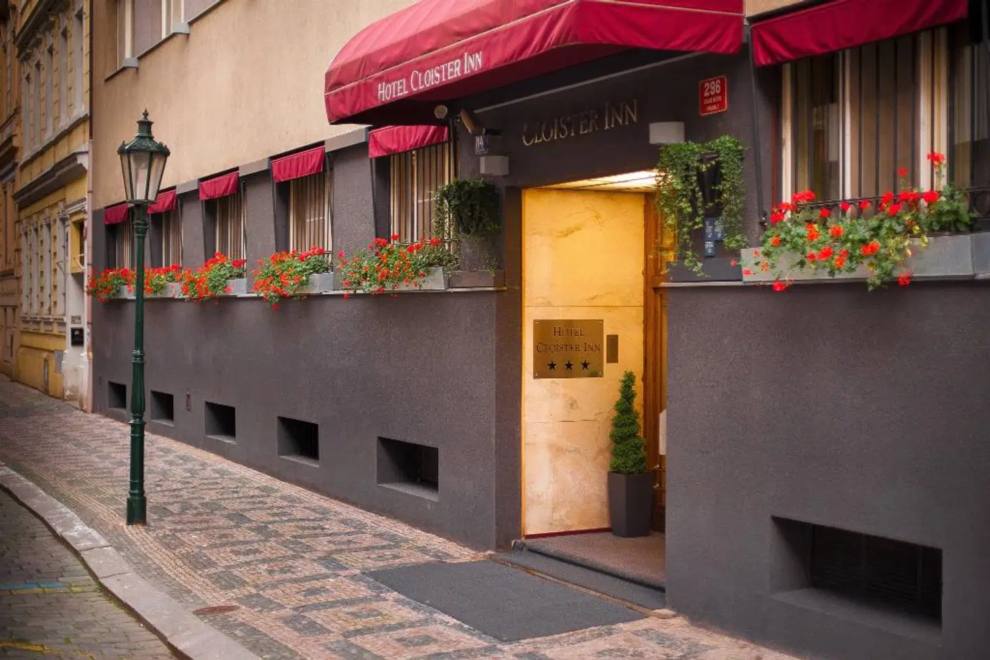 Cloister Inn Hotel EXTERIOR