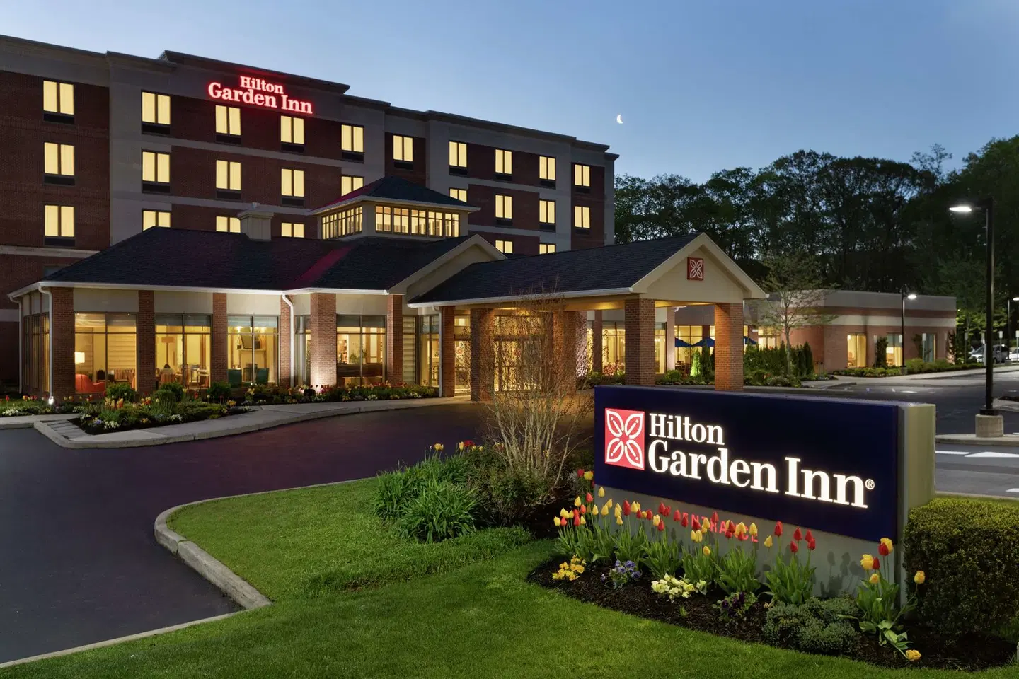 Hilton Garden Inn Stony Brook EXTERIOR