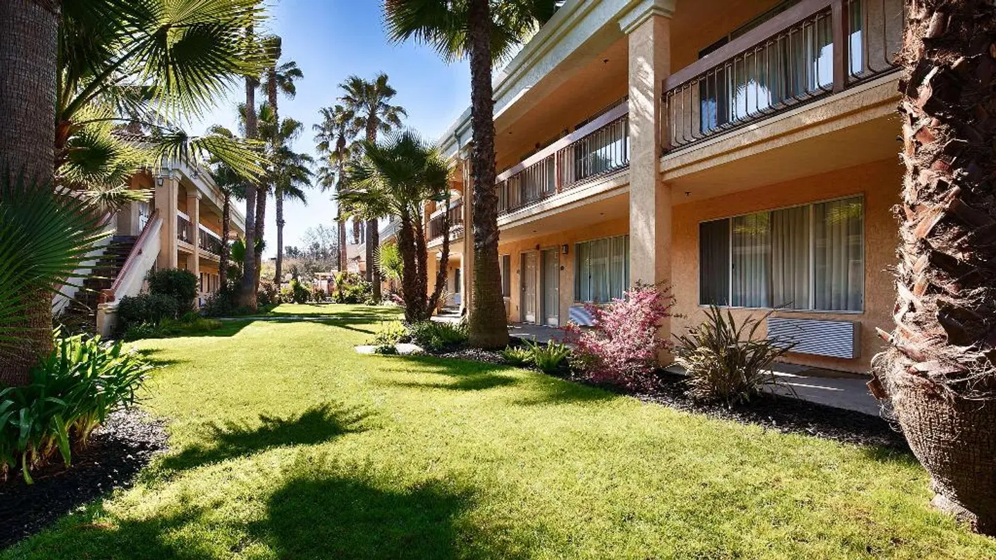 Best Western Palm Court Inn EXTERIOR