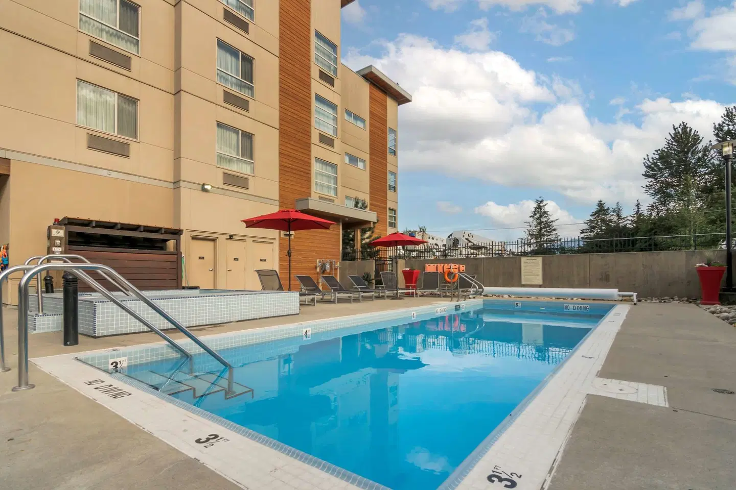 Best Western Plus Revelstoke OUTDOOR_POOL