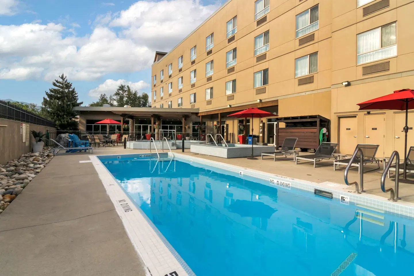 Best Western Plus Revelstoke OUTDOOR_POOL