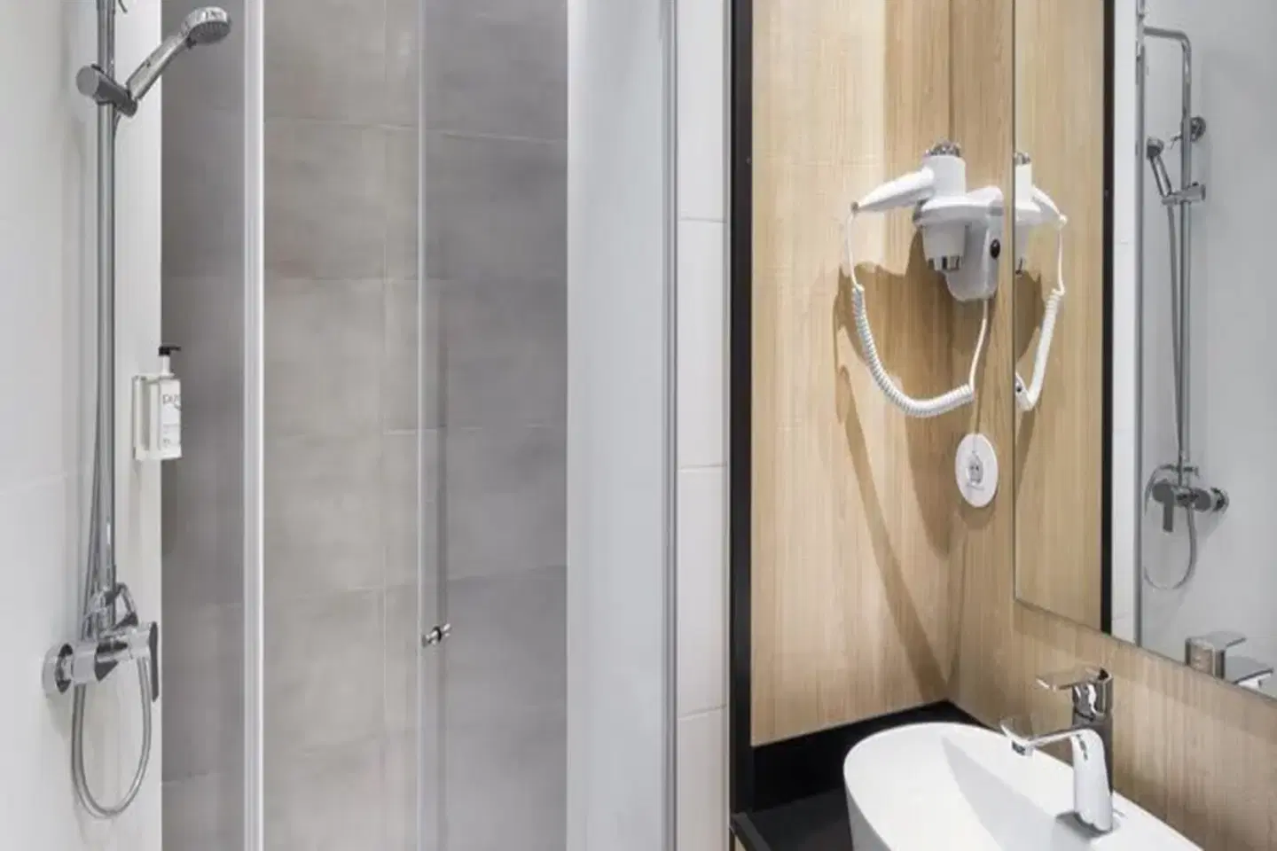 B&B Hotel Guimaraes Badezimmer