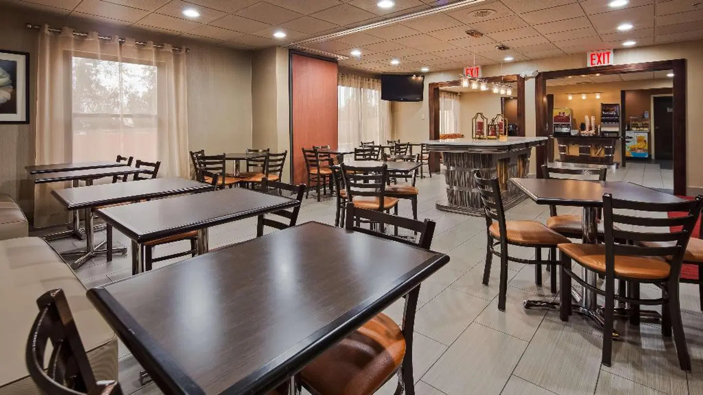 Best Western Suites Near Opryland Bar