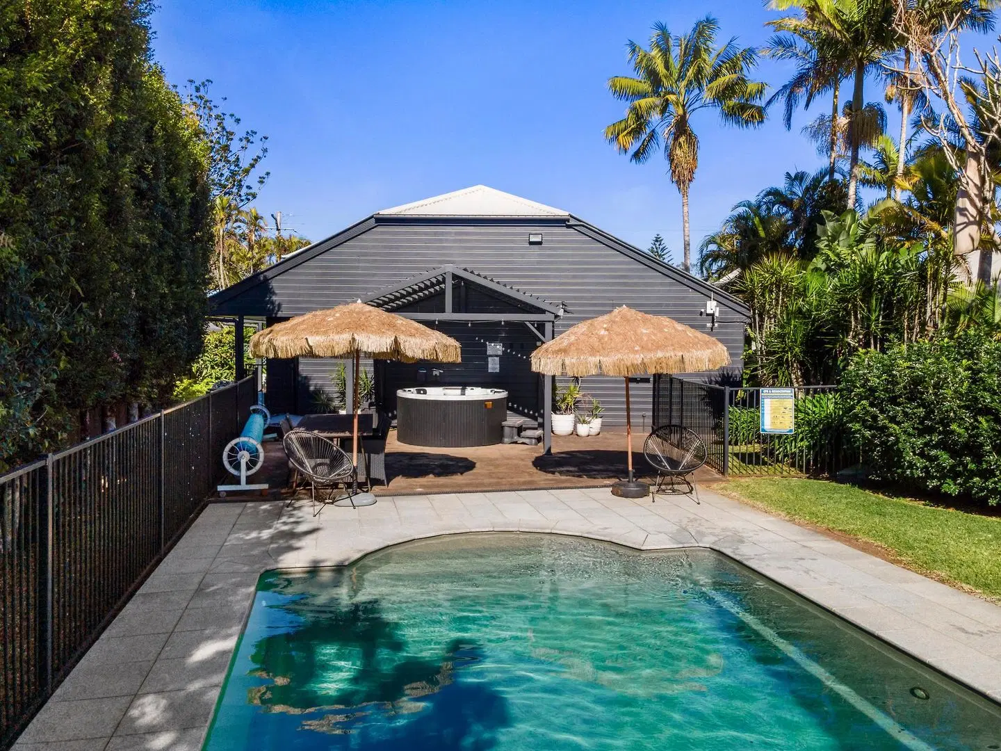 Arabella Garden Inn OUTDOOR_POOL