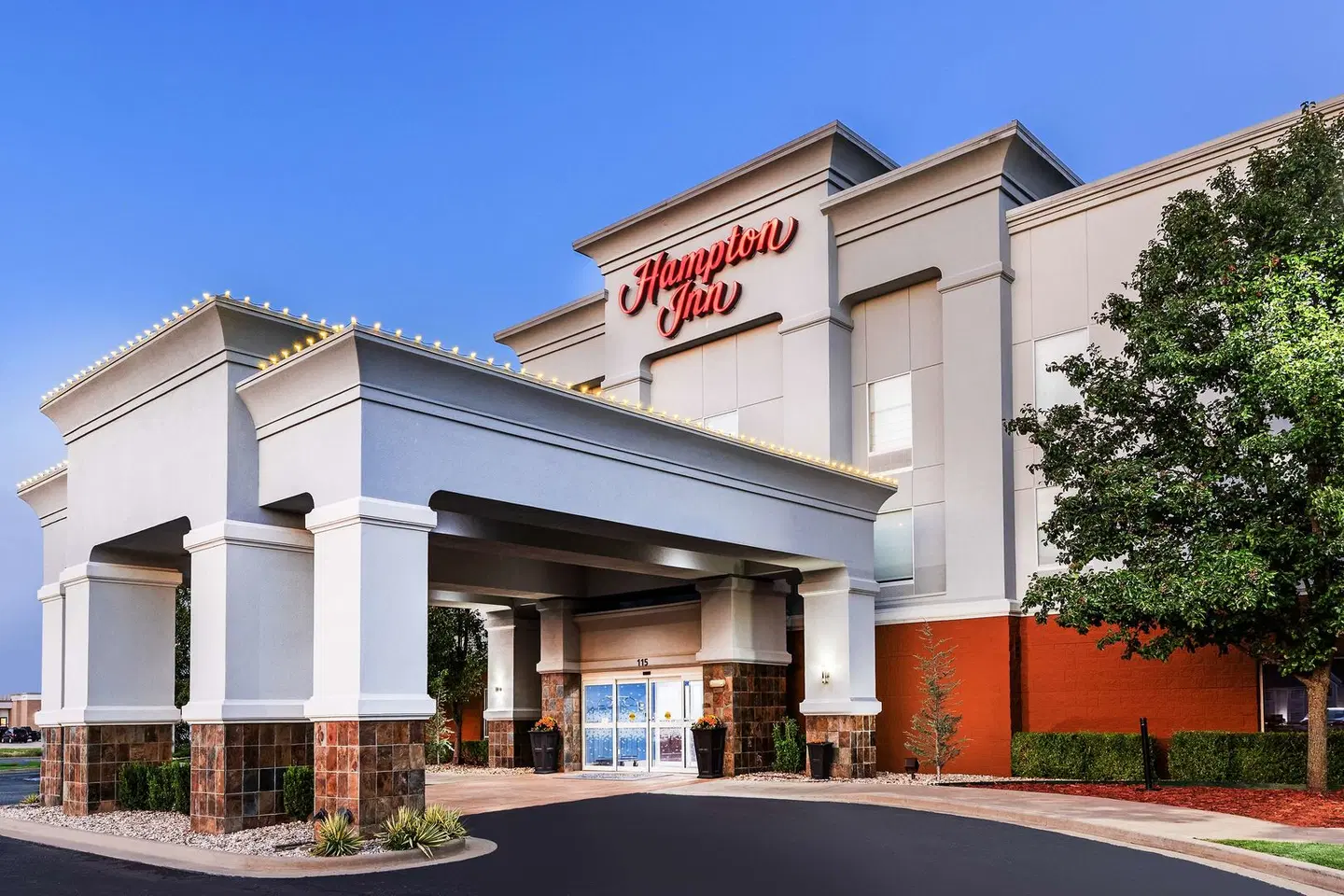 Hampton Inn Miami EXTERIOR