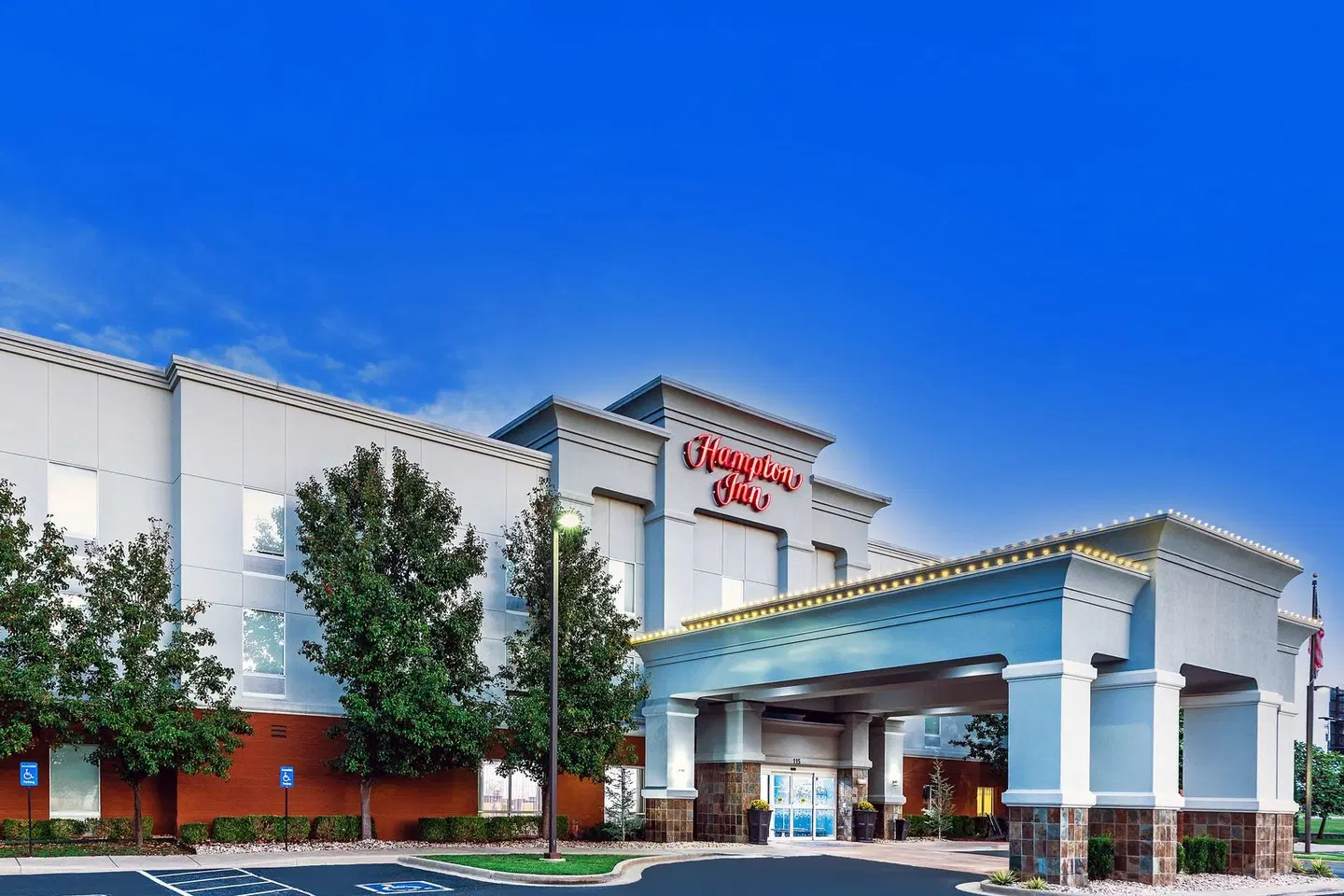 Hampton Inn Miami EXTERIOR