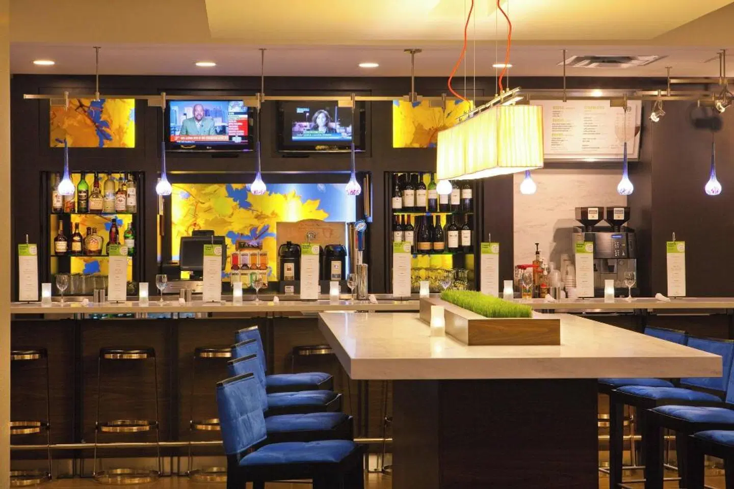 Courtyard by Marriott Alexandria Pentagon South BAR
