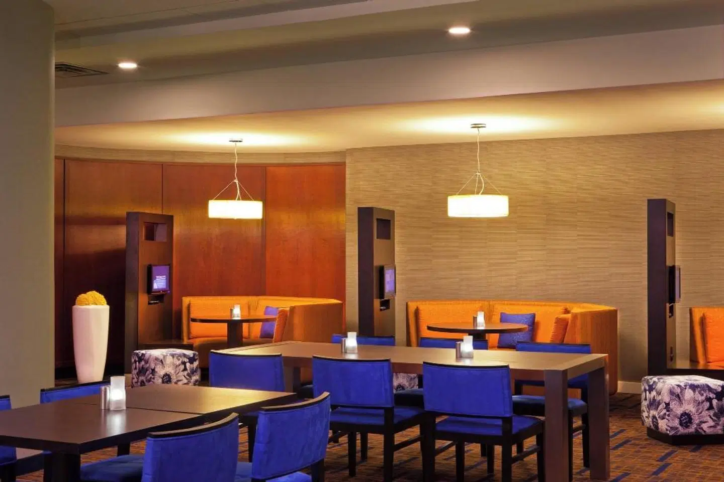 Courtyard by Marriott Alexandria Pentagon South BAR