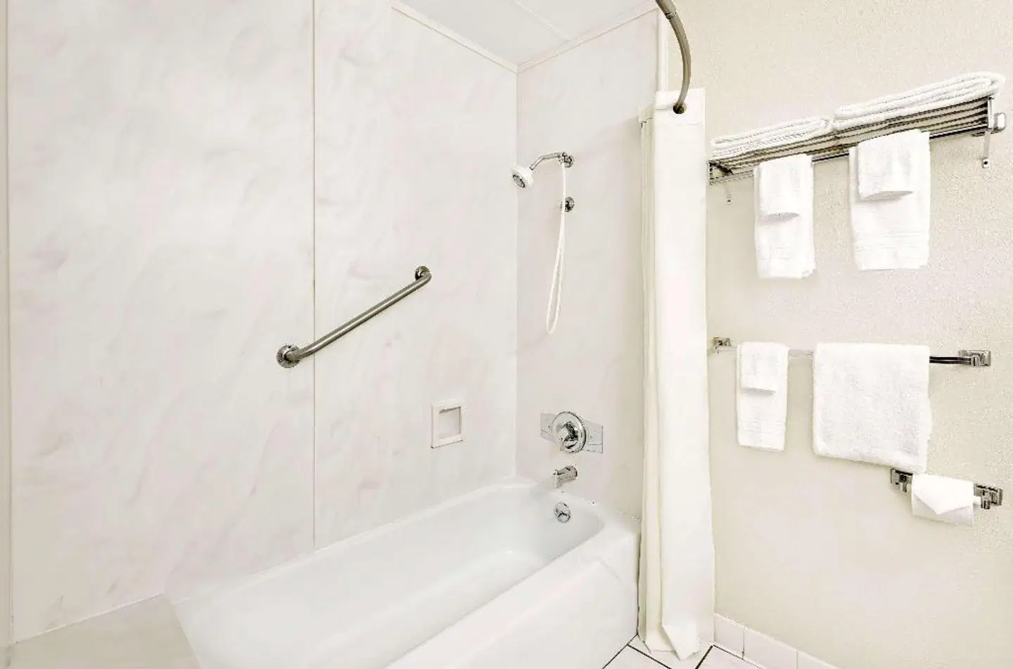 Travelodge by Wyndham Chambersburg BATHROOM