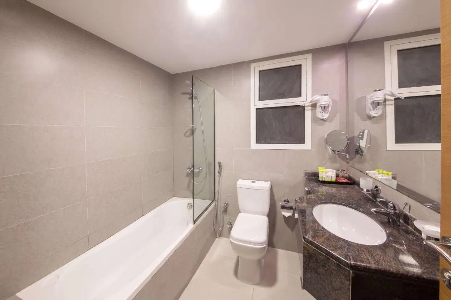 Ramada by Wyndham Beach Hotel Ajman Badezimmer