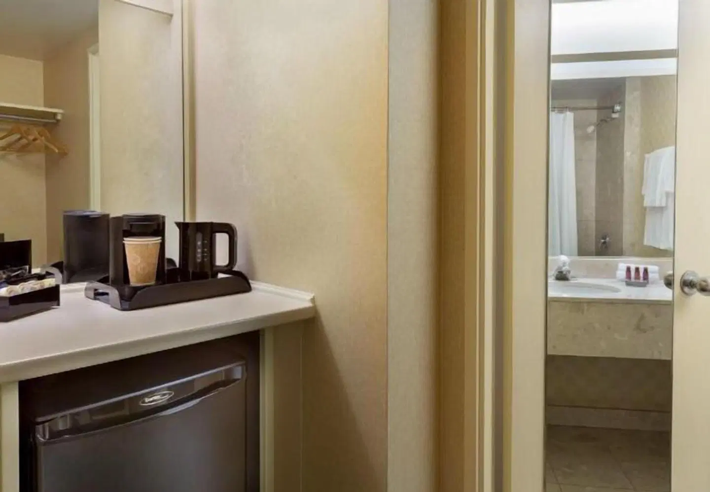 HOTEL HALIFAX BATHROOM