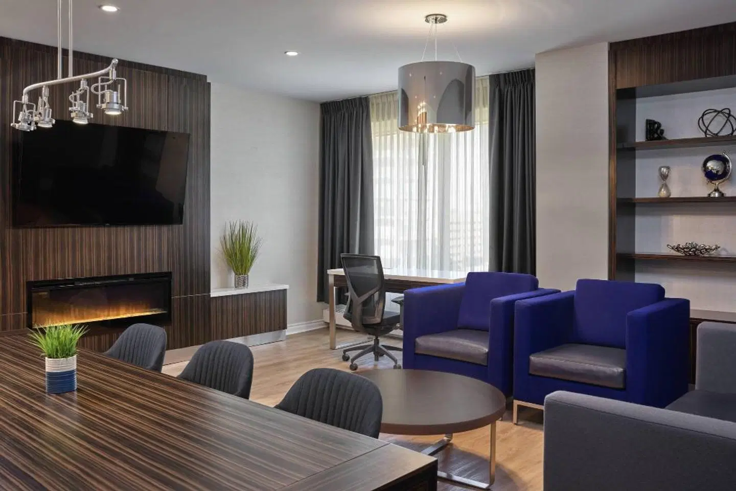 Delta Hotels by Marriott Edmonton Centre Suites LOUNGE_LOBBY