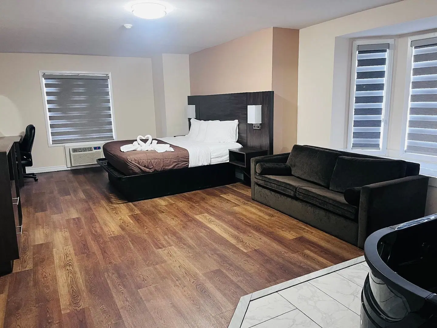 Falls Lodge & Suites ROOM_EXAMPLE