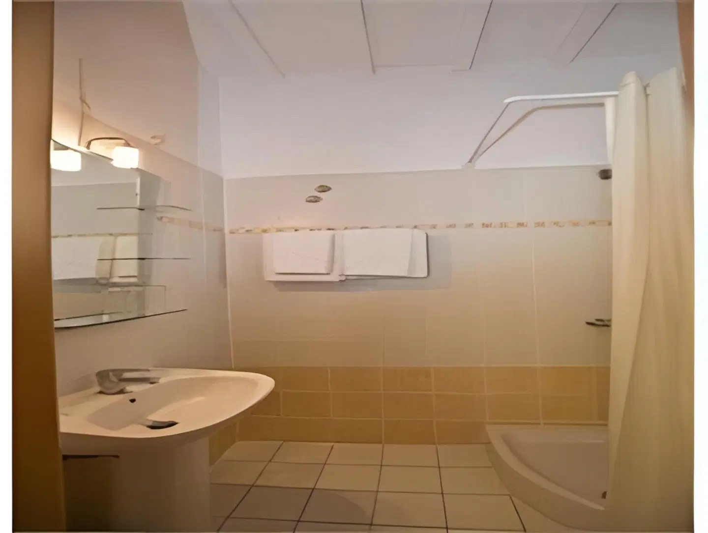 Fresh Boutique Hotel BATHROOM