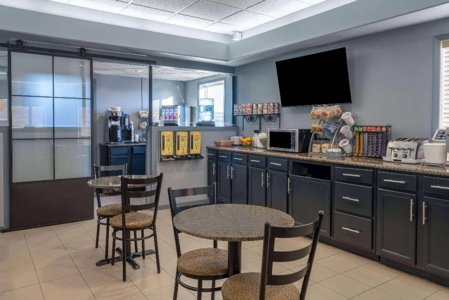 Super 8 by Wyndham Edmonton International Airport Bar