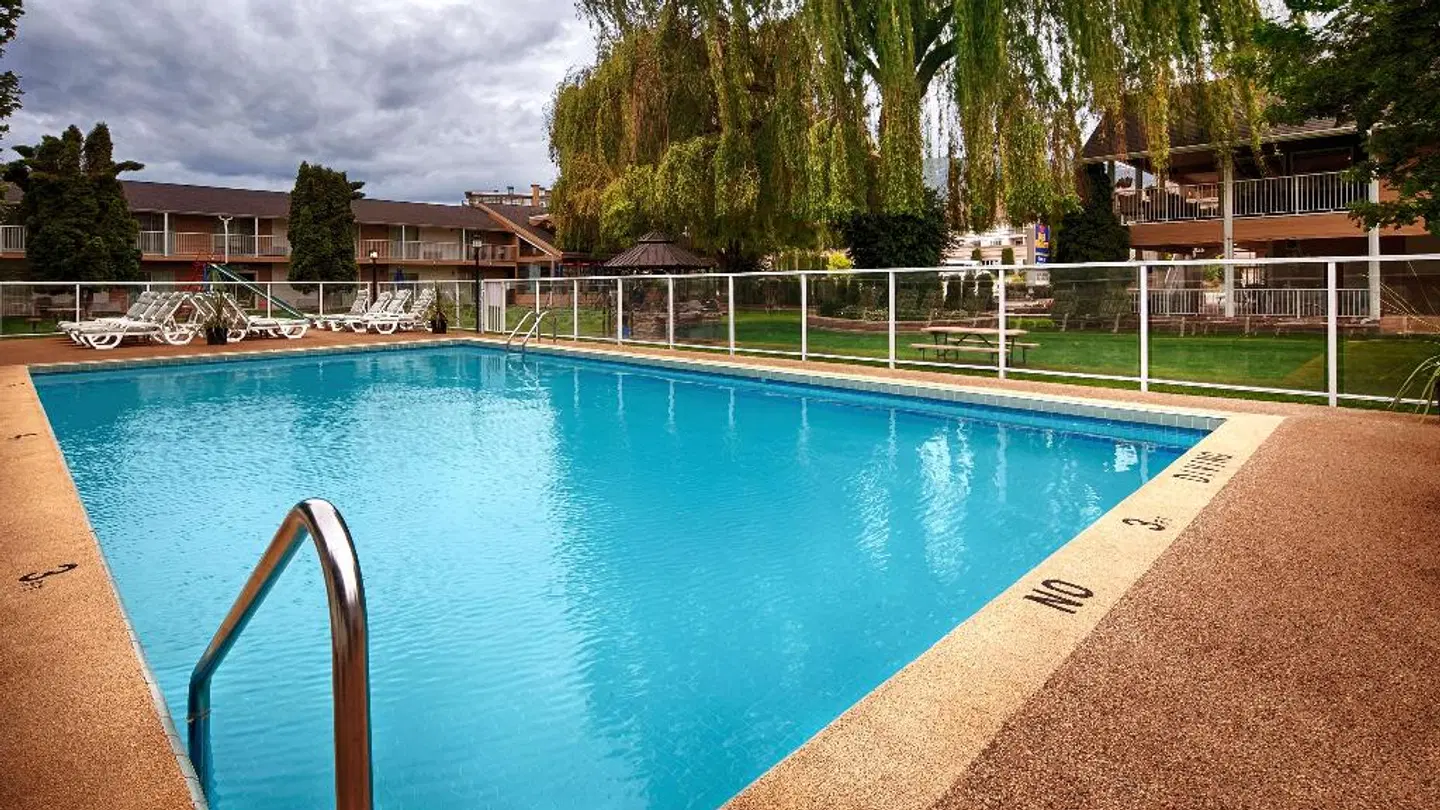 Best Western Inn at Penticton OUTDOOR_POOL