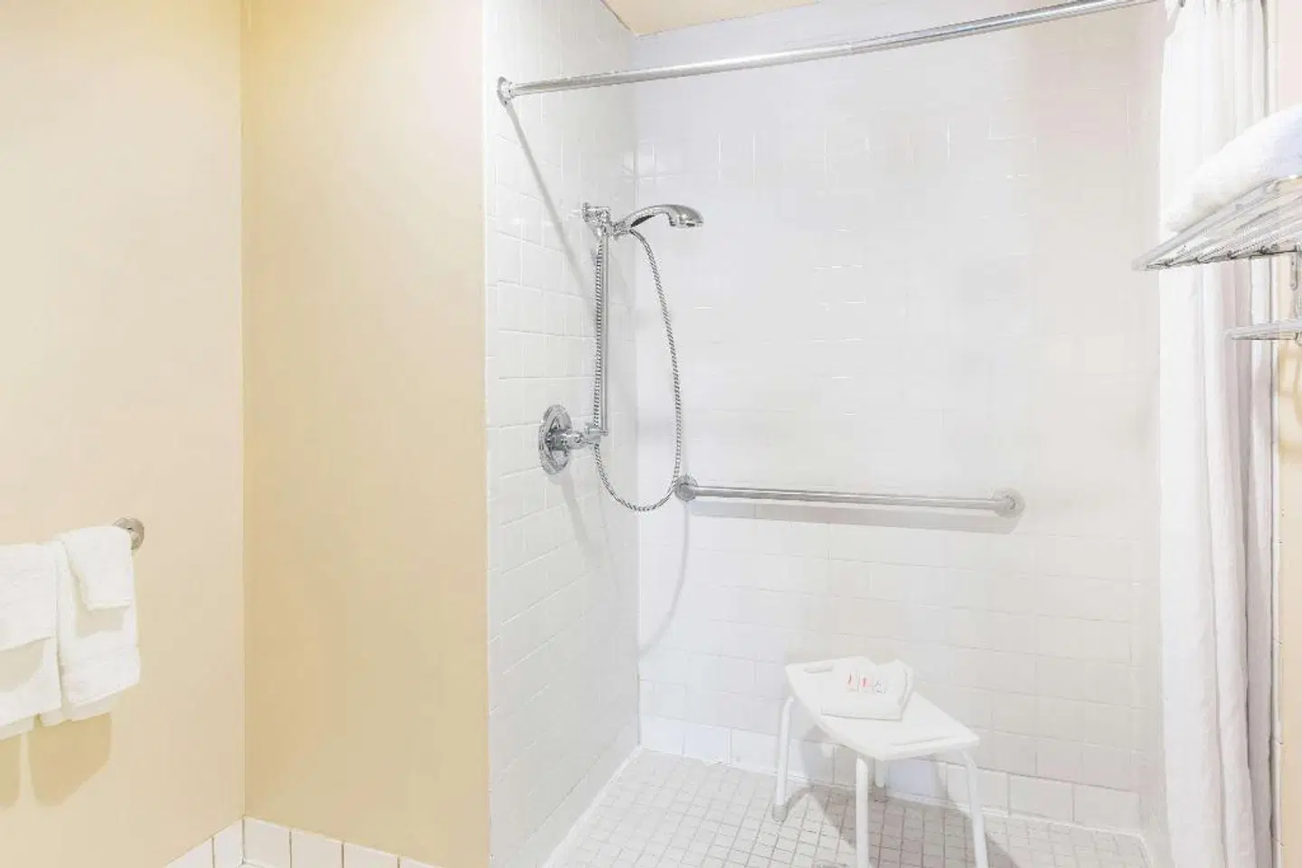 Baymont by Wyndham Jonesboro BATHROOM