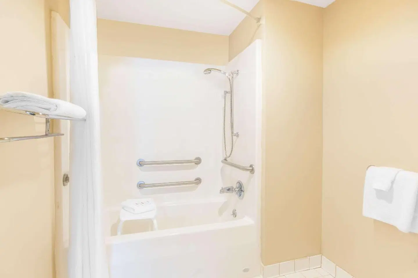 Baymont by Wyndham Jonesboro BATHROOM