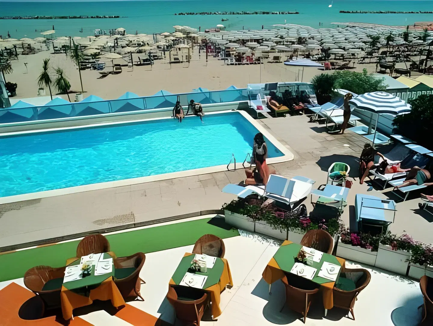 Bellevue OUTDOOR_POOL