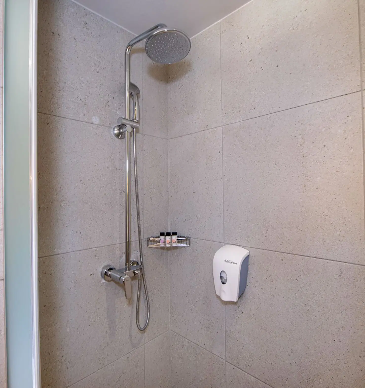 Kiani Beach Resort BATHROOM