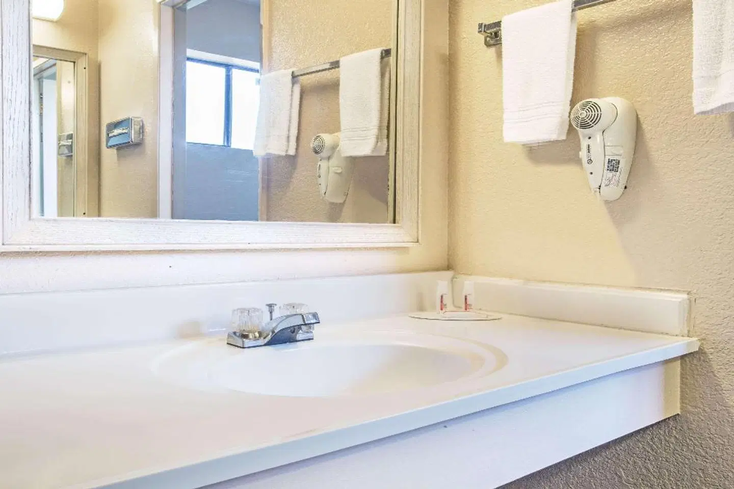 Travelodge by Wyndham Turlock BATHROOM