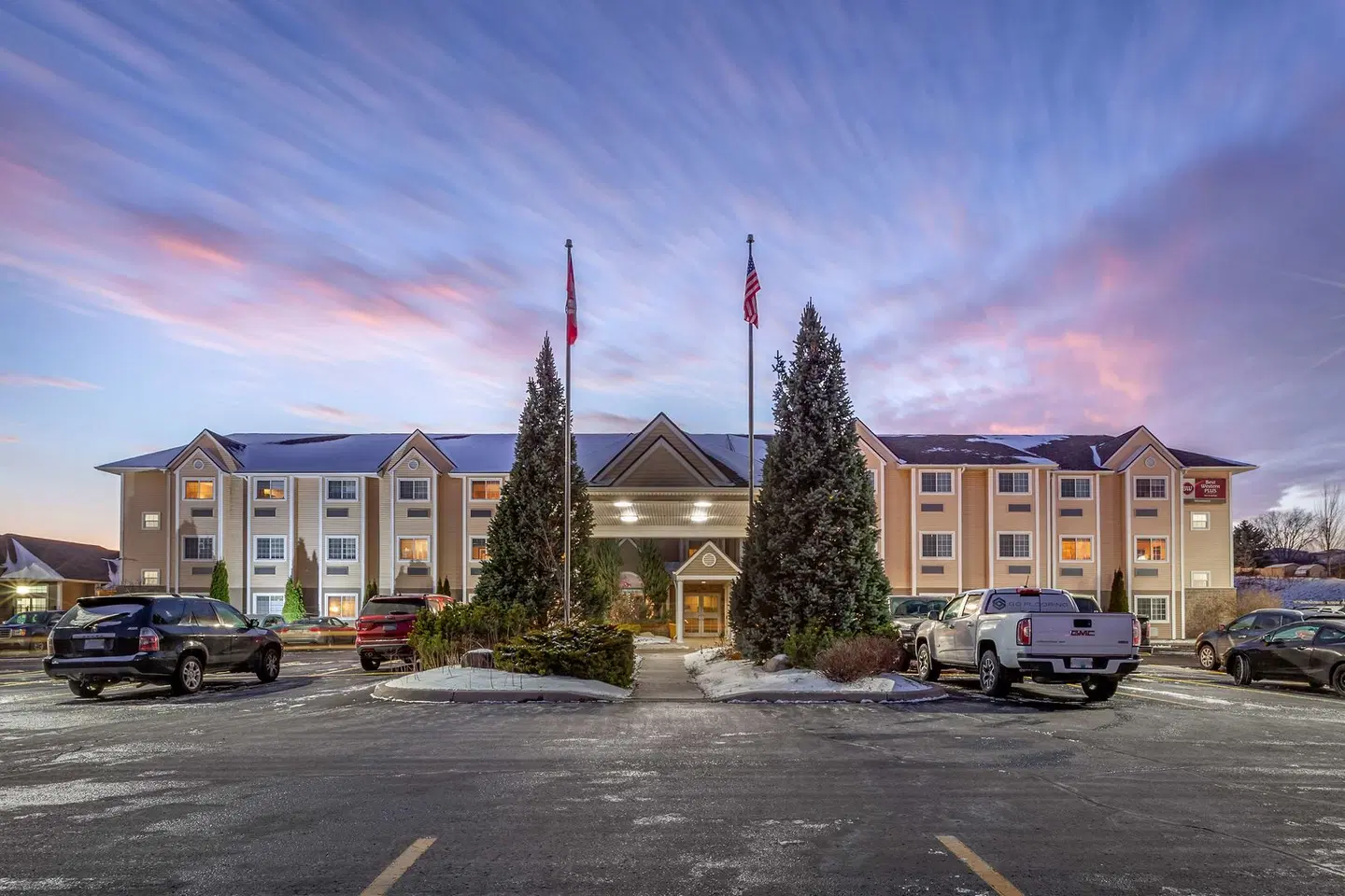 Best Western Plus Woodstock Inn & Suites EXTERIOR
