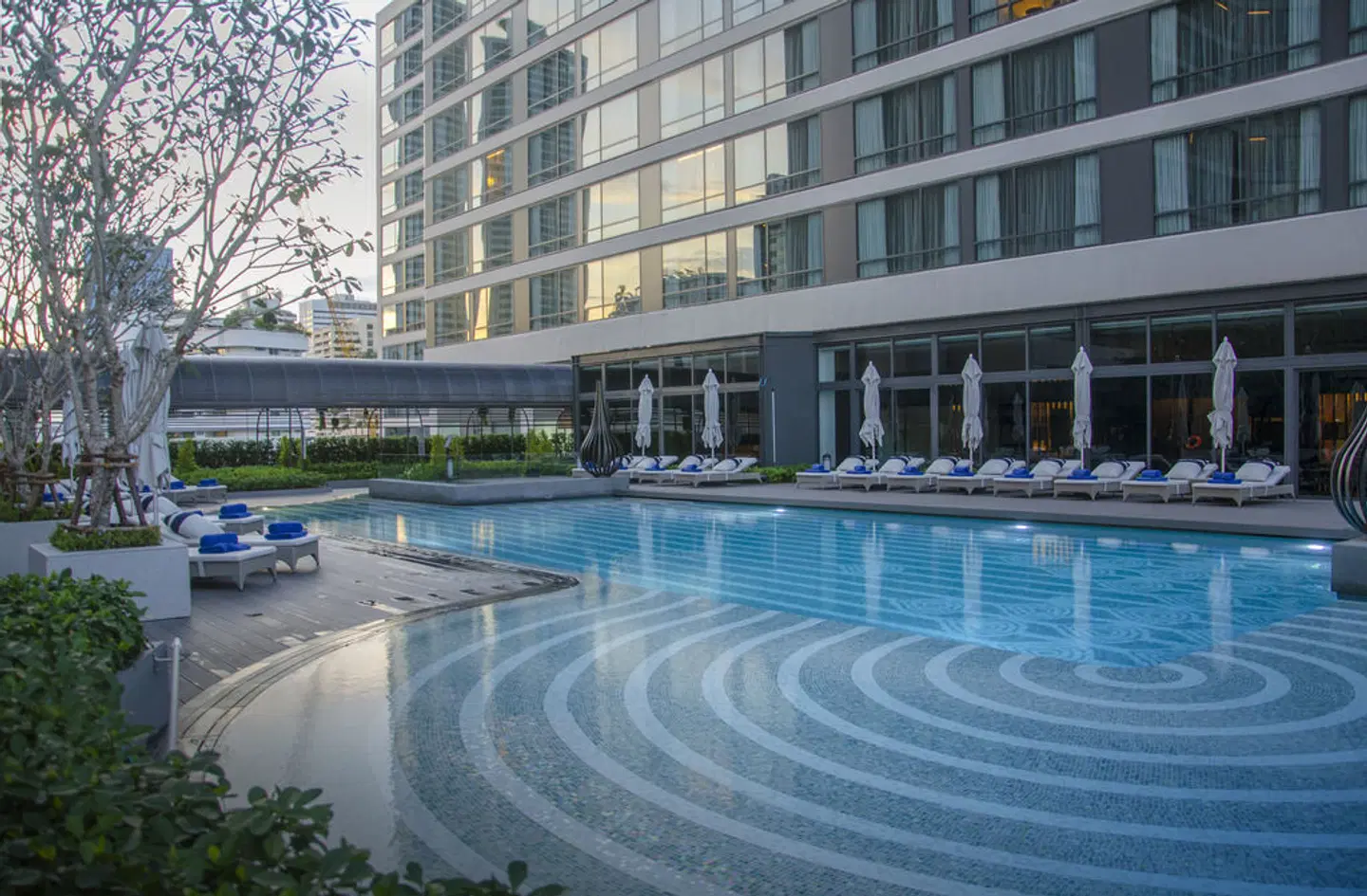 Bangkok Marriott Marquis Queens Park OUTDOOR_POOL