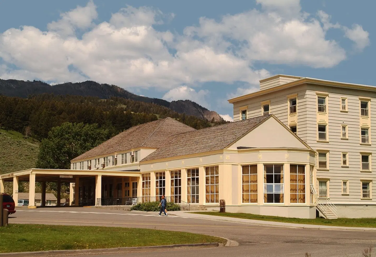 Mammoth Hot Springs Hotel & Cabins EXTERIOR