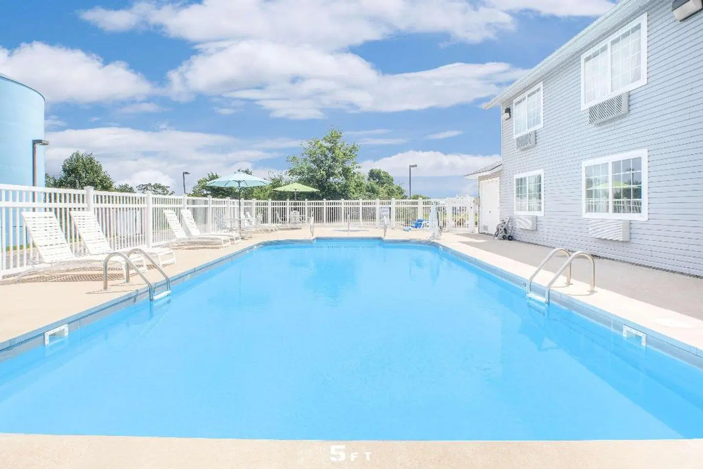 Days Inn by Wyndham Mountain Home OUTDOOR_POOL