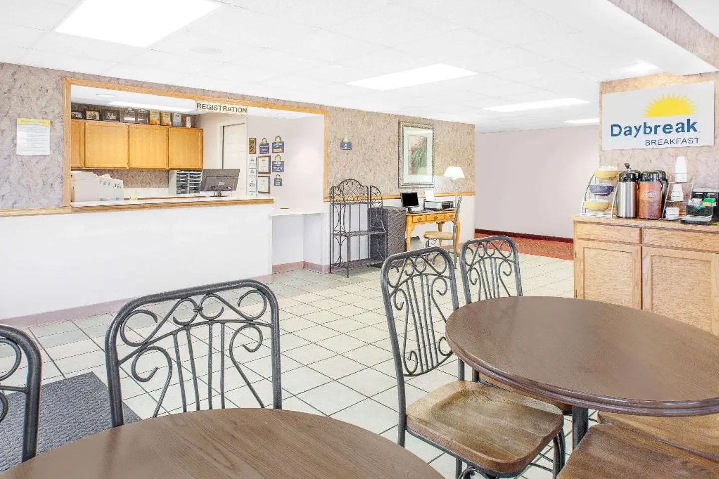 Days Inn by Wyndham Mountain Home BAR