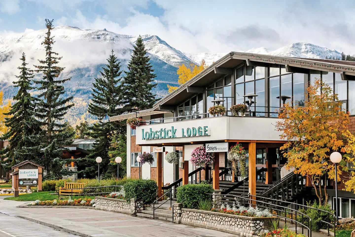 Lobstick Lodge EXTERIOR
