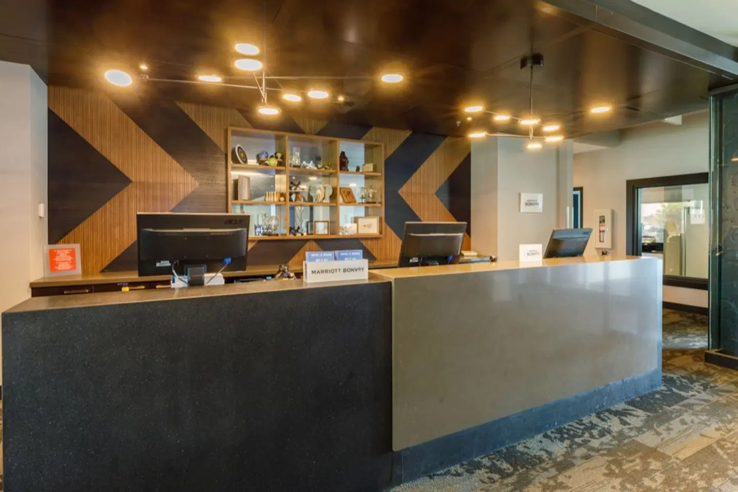 Four Points by Sheraton Levis Convention Centre LOUNGE_LOBBY