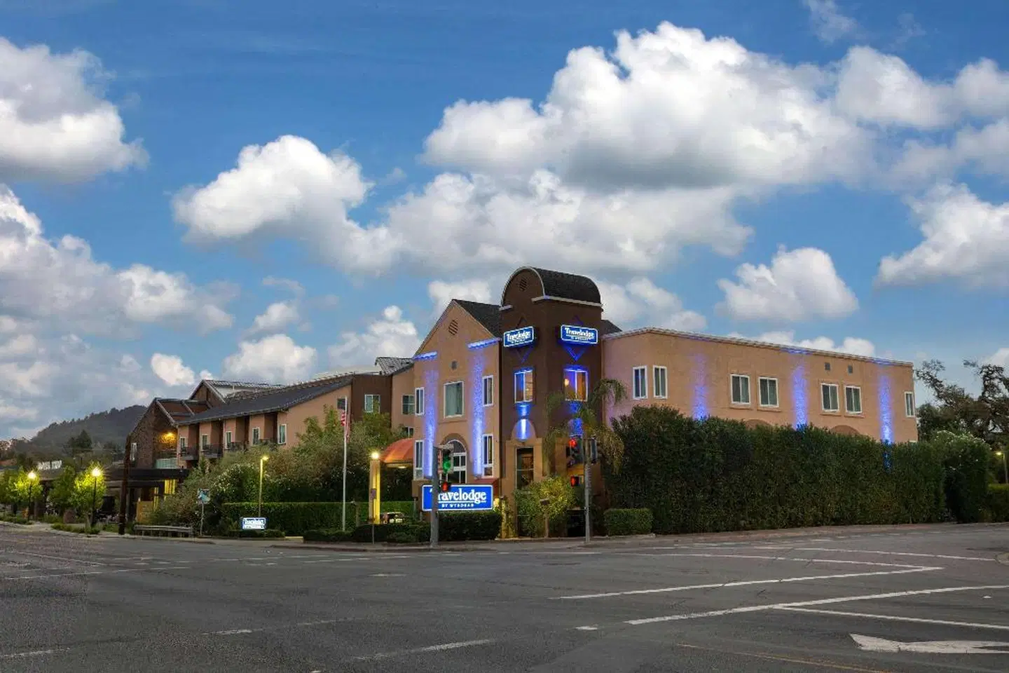 Hotel Vinea, a Travelodge by Wyndham EXTERIOR
