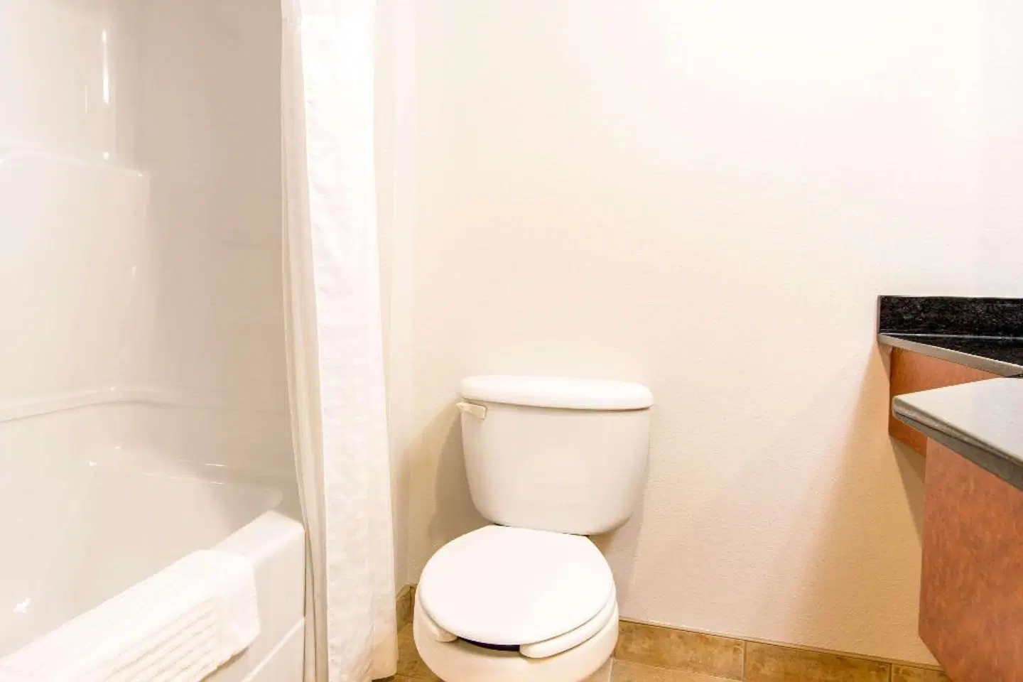 Comfort Inn & Suites BATHROOM