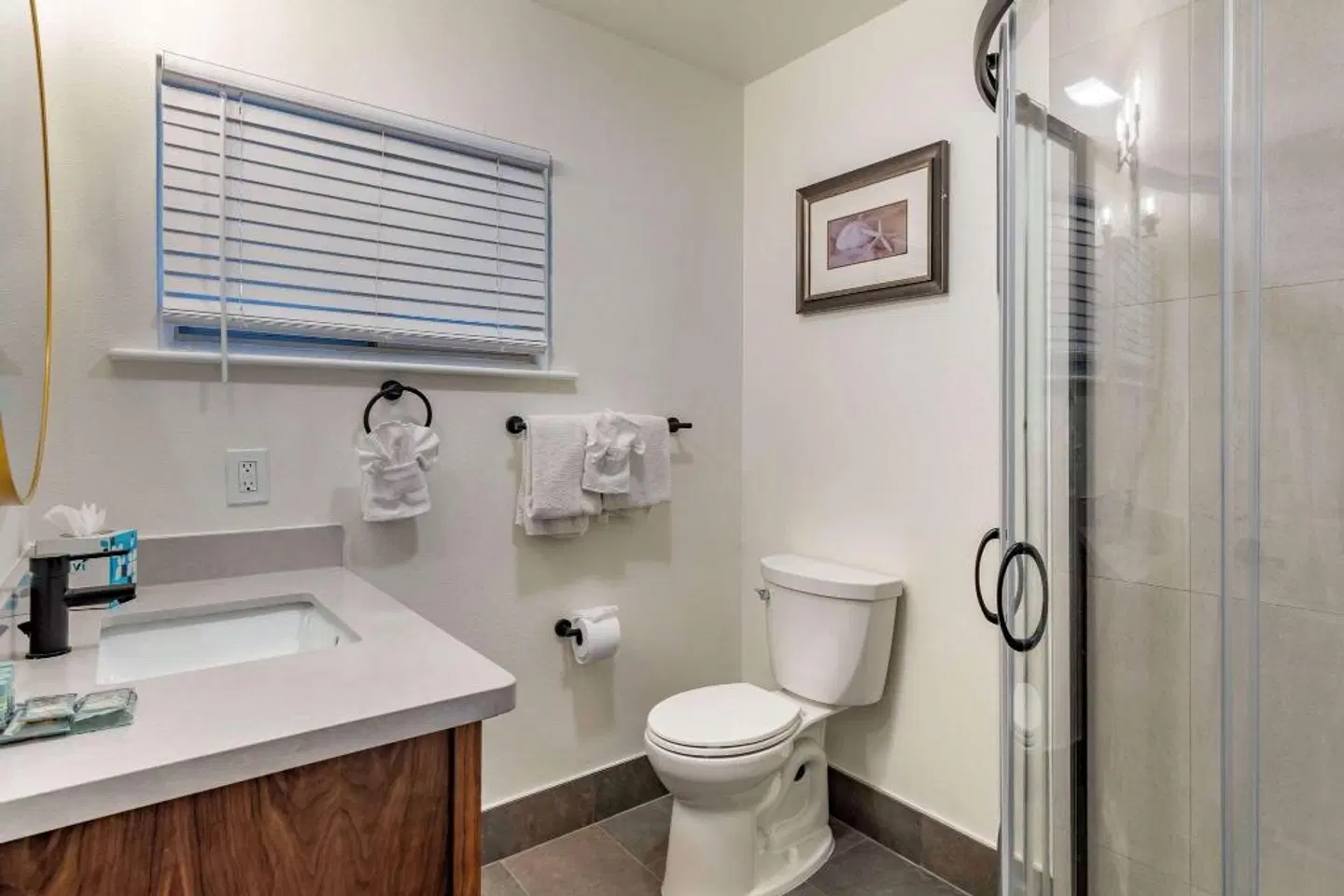 Best Western Carmel's Town House Lodge Badezimmer