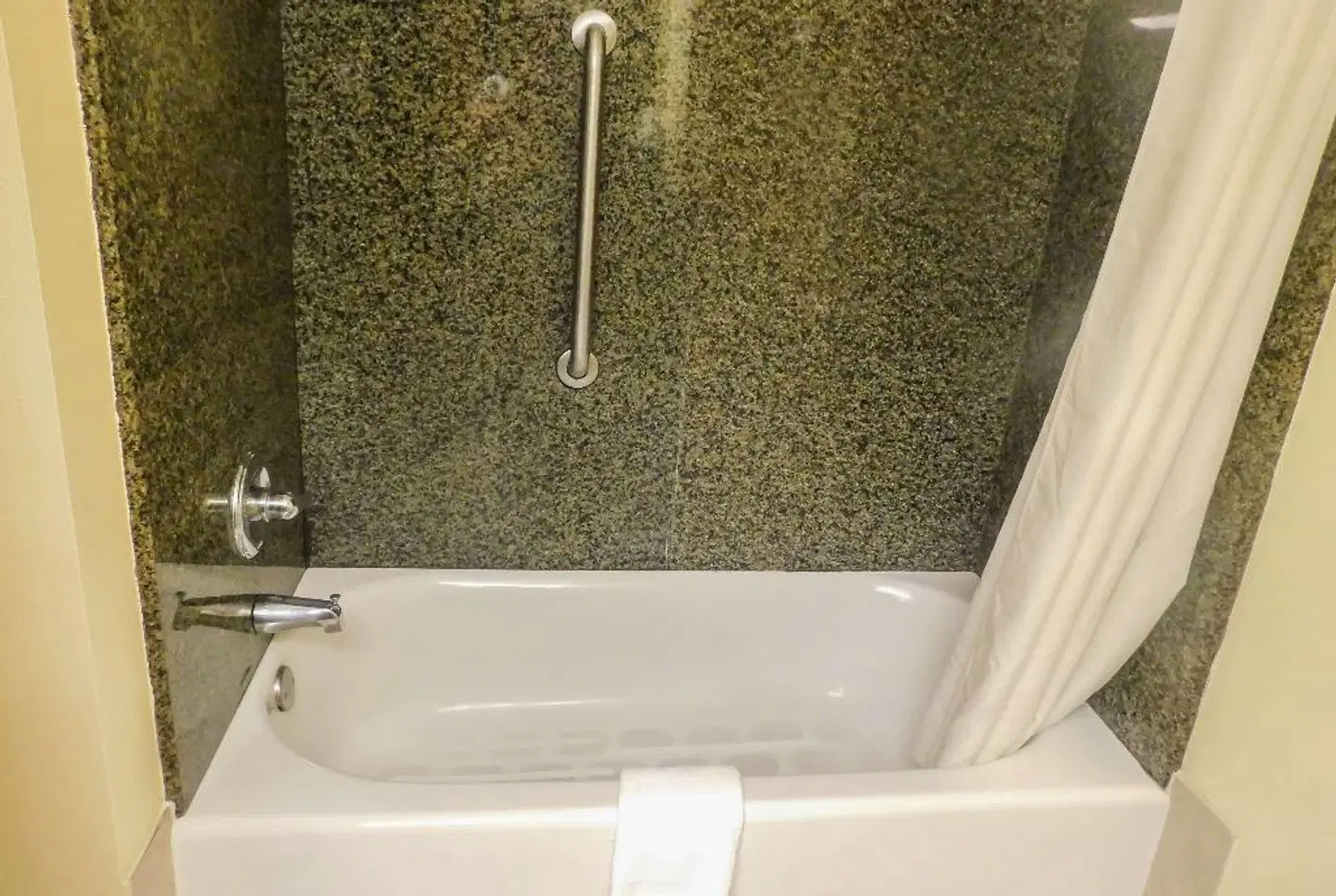 Days Inn & Suites by Wyndham Pocahontas Badezimmer