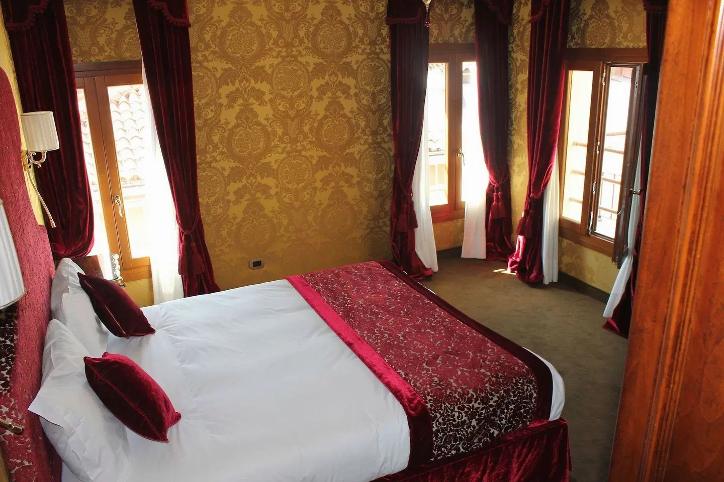 Casanova ROOM_EXAMPLE