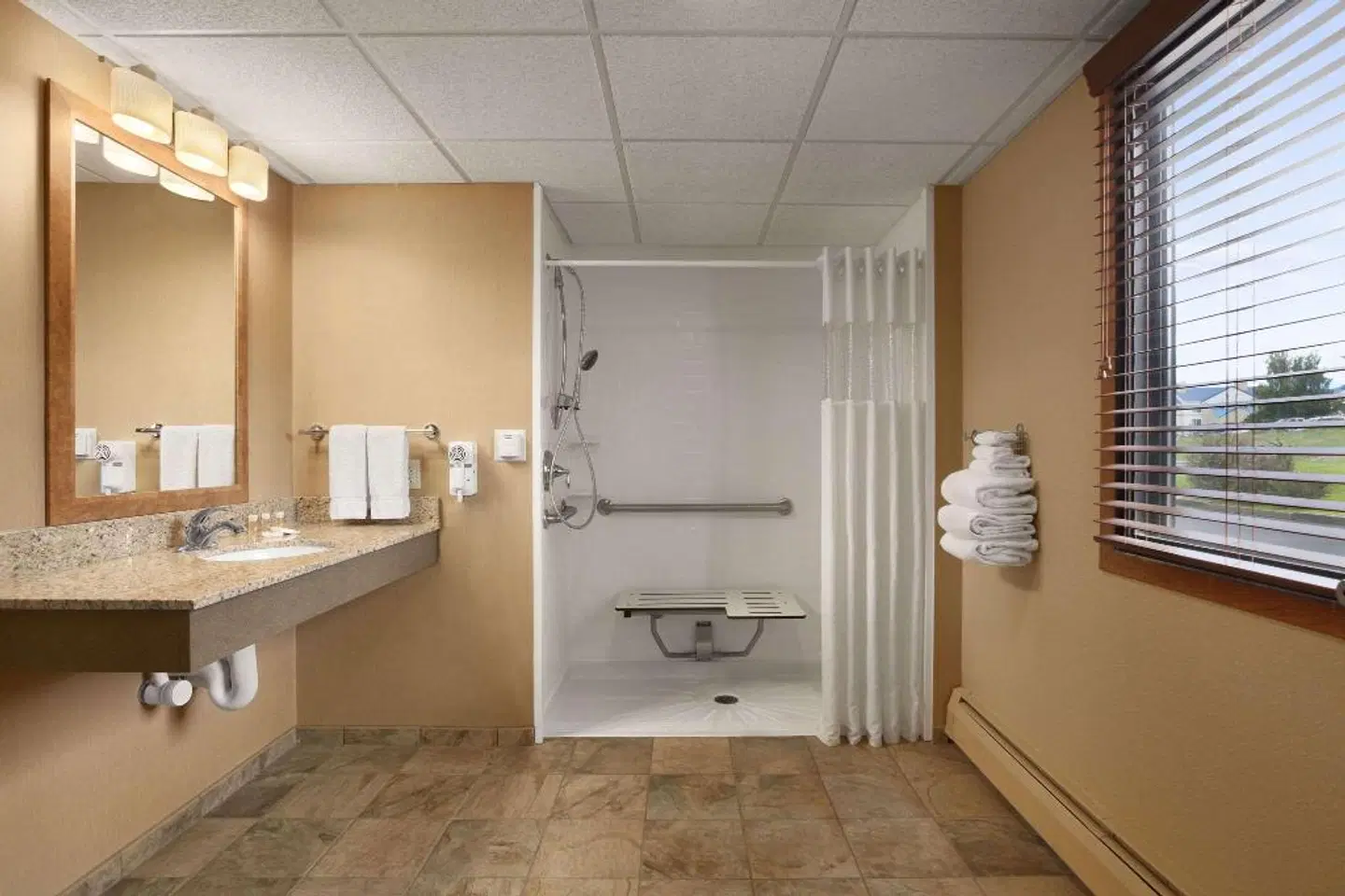 Days Inn by Wyndham Helena Badezimmer