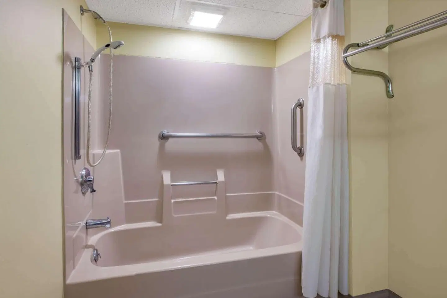 Days Inn Grantville BATHROOM