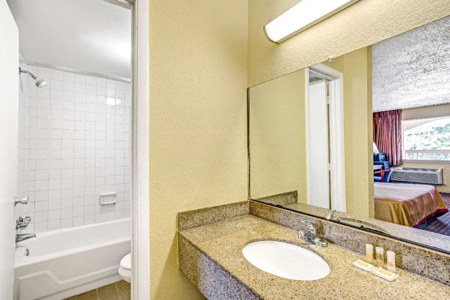 Days Inn by Wyndham Chesapeake Badezimmer