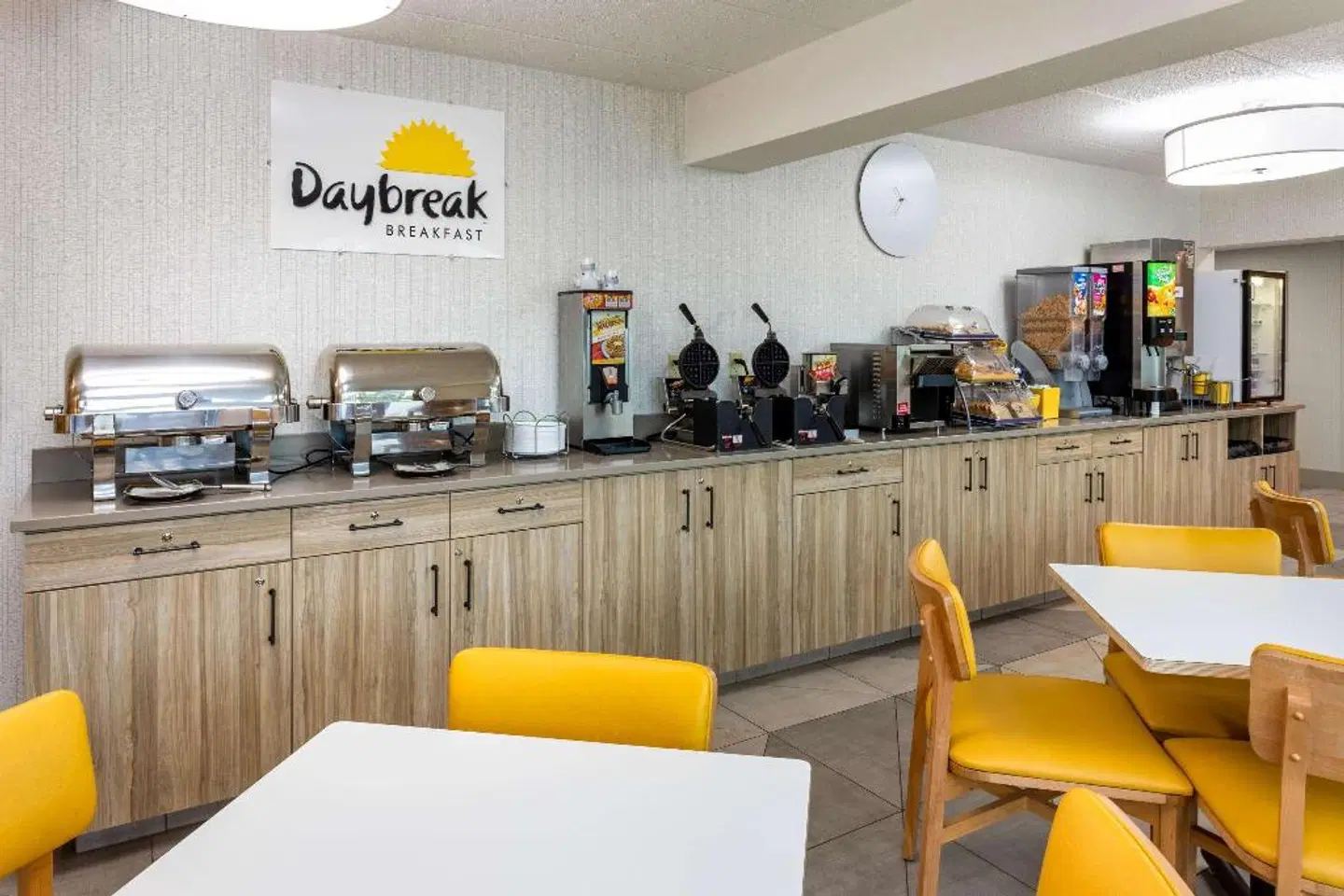 Days Inn & Suites by Wyndham Duluth by the Mall Bar