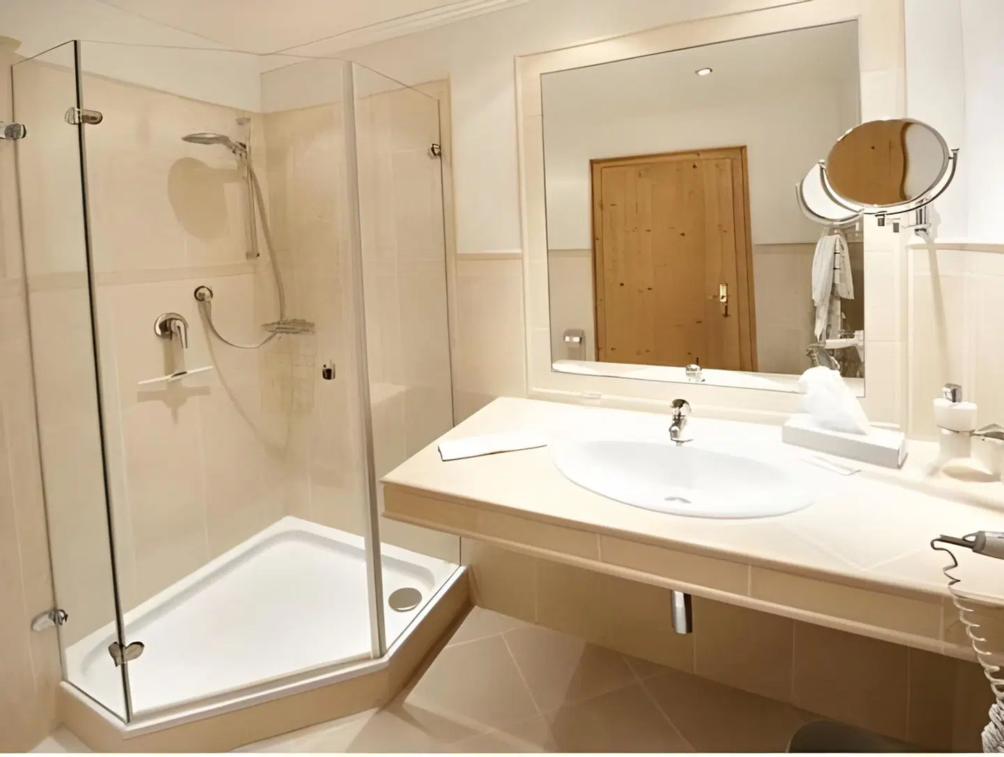 Hotel Hirschen BATHROOM