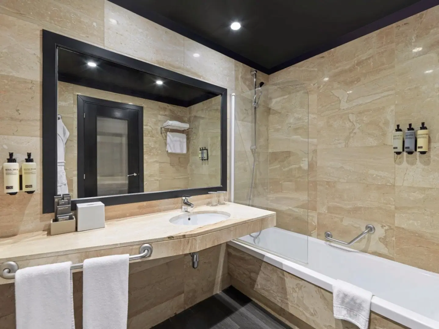 H10 Marina Barcelona BATHROOM