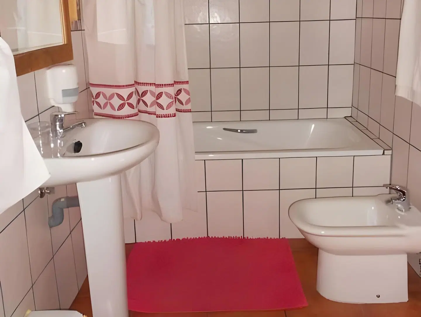 Hostal La Mesnadita BATHROOM