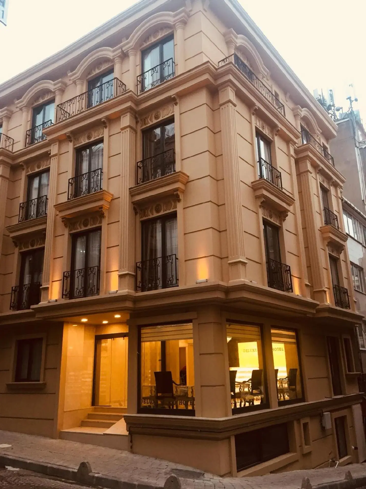 Deluxe Newport Hotel EXTERIOR